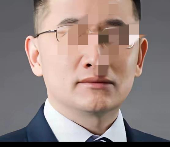 祖院长被老婆亲手锤了。高校老师实名发长文，贴聊天截图、行程照片，说老公跟同院曾