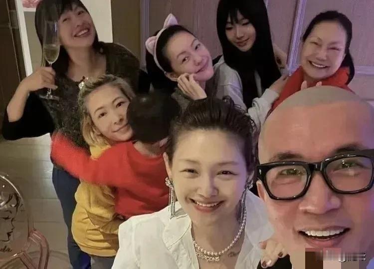 物是人非S一家去年还开开心心晒跨年照，今年大概率是不会有心情晒照了，因为缺了一