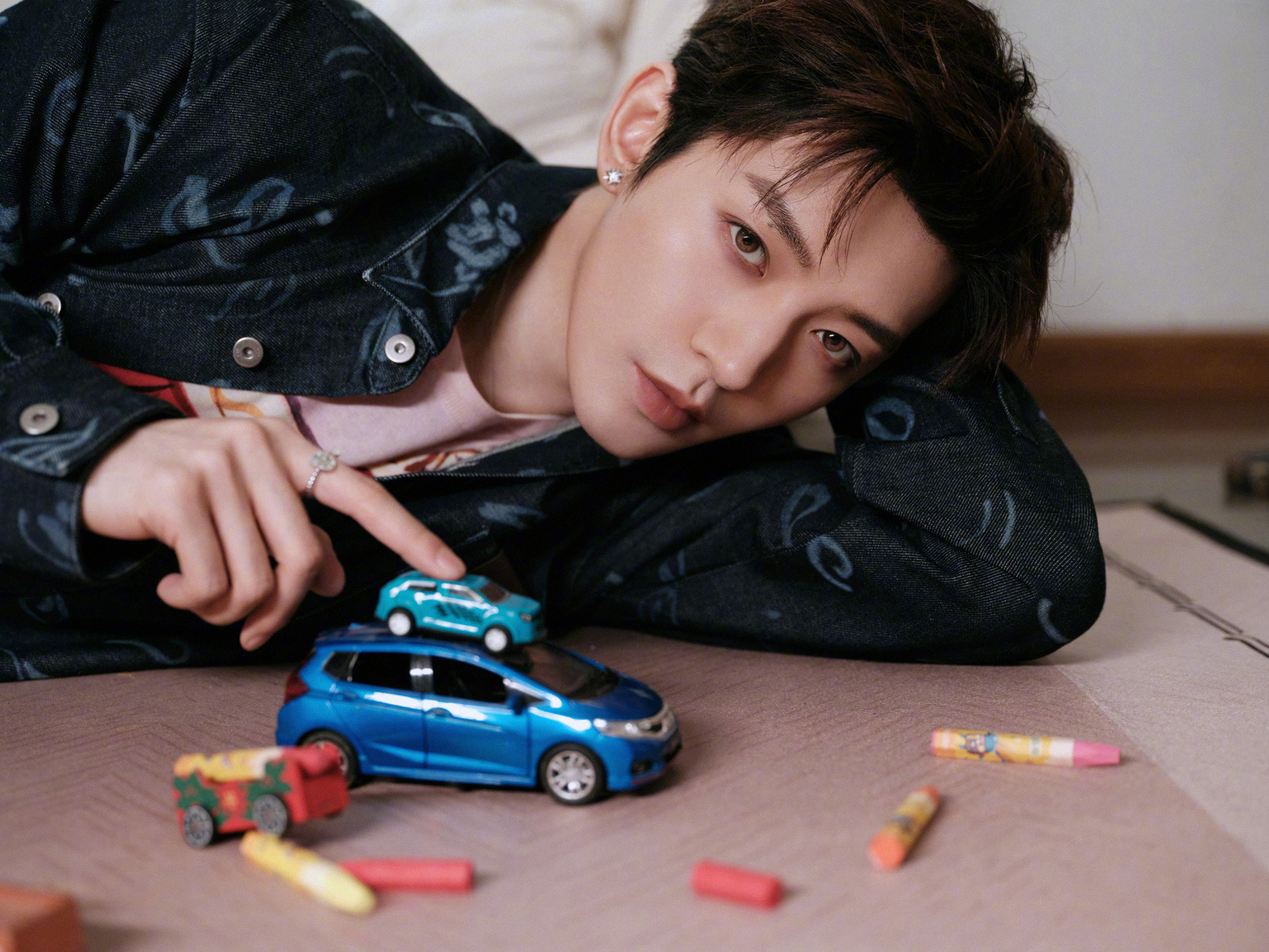 邓为inDior📸💐今日南京活动造型图，身着26早秋男装系列，牛仔衬