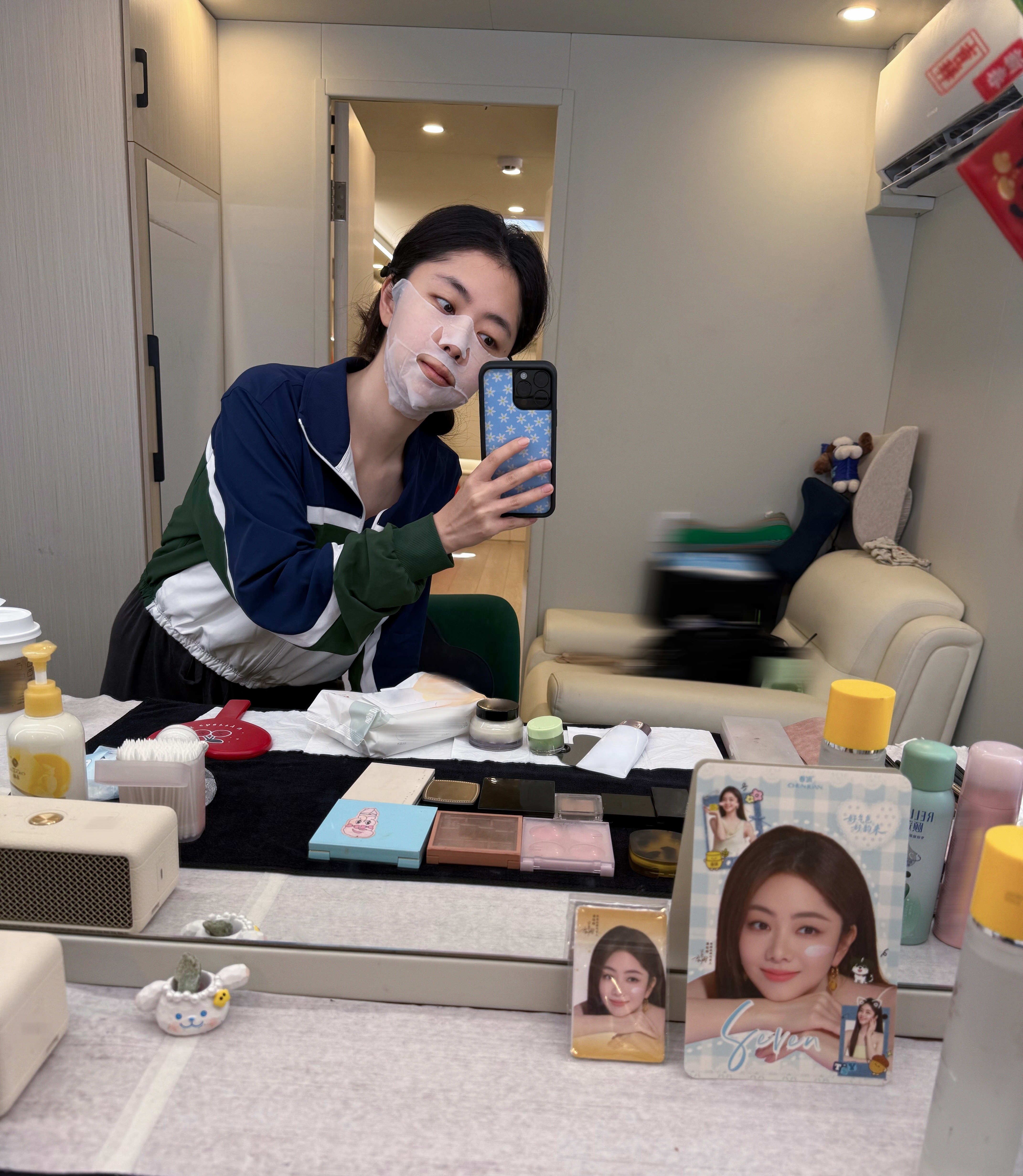 谭松韵🤳两小姐‘sPostcard咳咳，所有的目光看过来，接收到两小姐的一