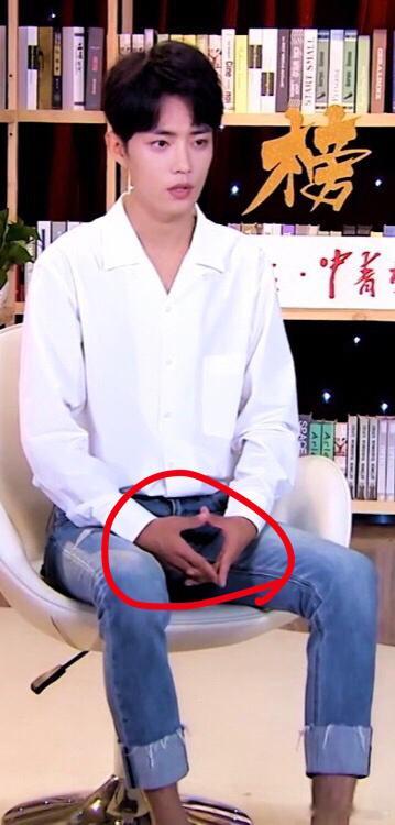 到底什么时候才能看见肖战的小黑手不笑啊哈哈哈哈哈