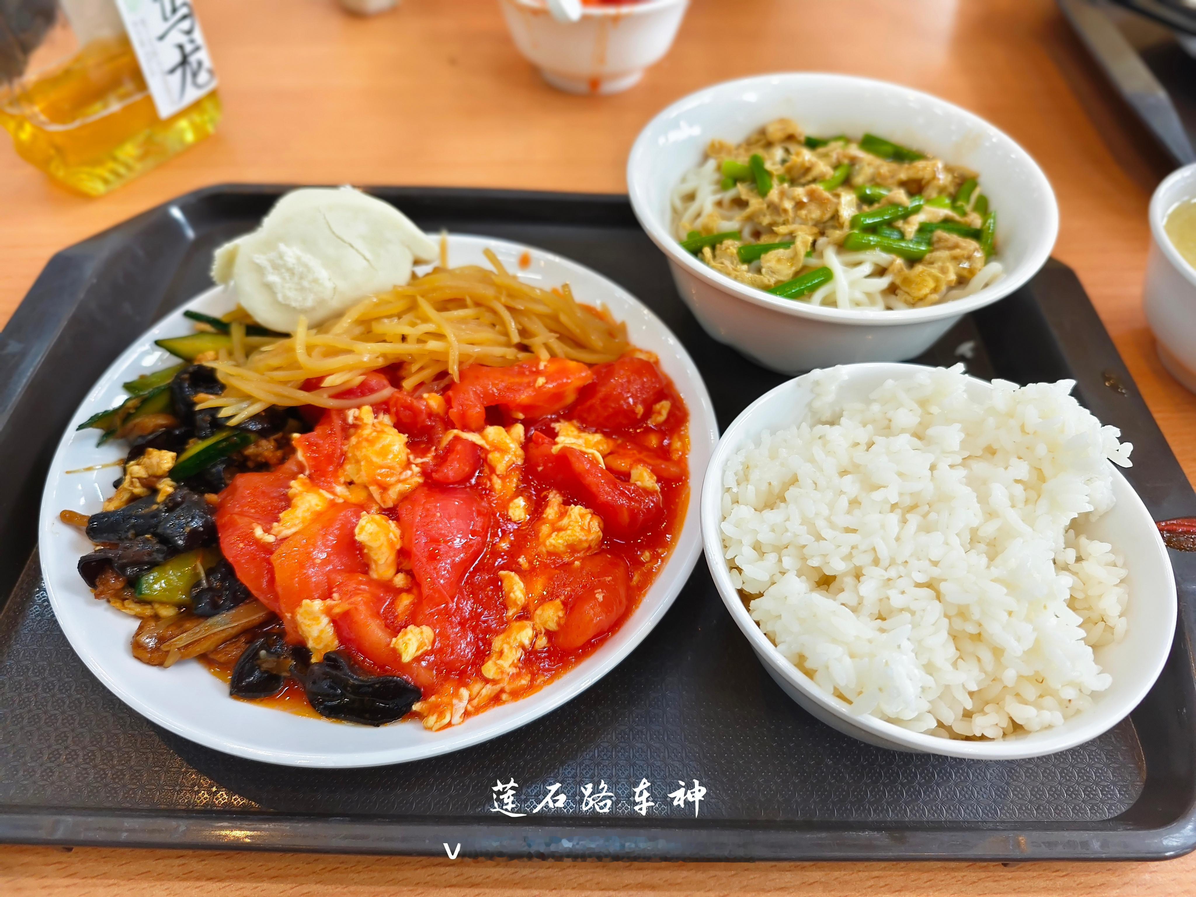 终于吃到了心心念念的国家图书馆自助餐，大人30小孩15，周末只有午餐11点半到1