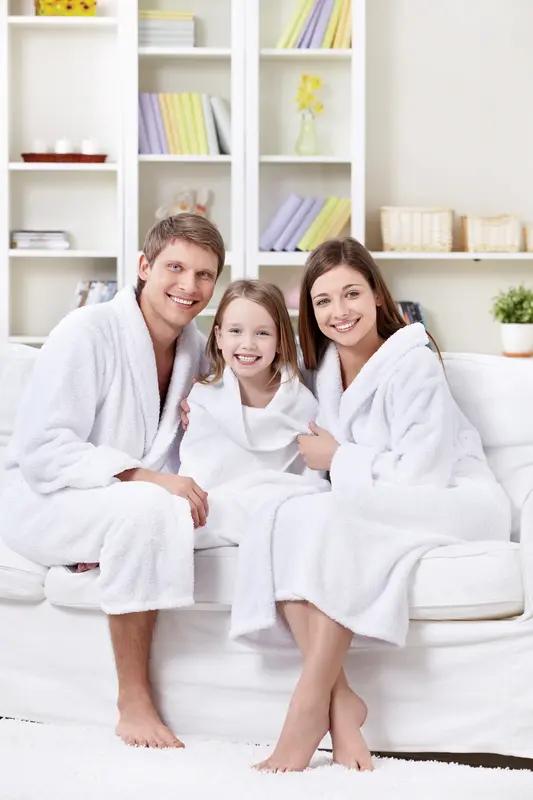 只靠打工攒下100万，有可能，但不容易。按普通人开销，三口之家没车贷房贷，月花5