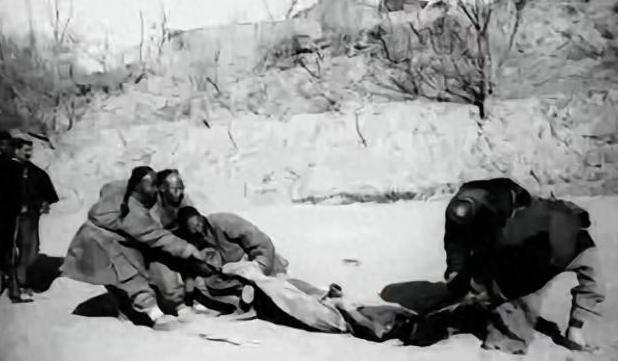 1944年，日军将一个光着身子的少女扔到了河边，临走时还踢了几脚。突然，一条狼狗
