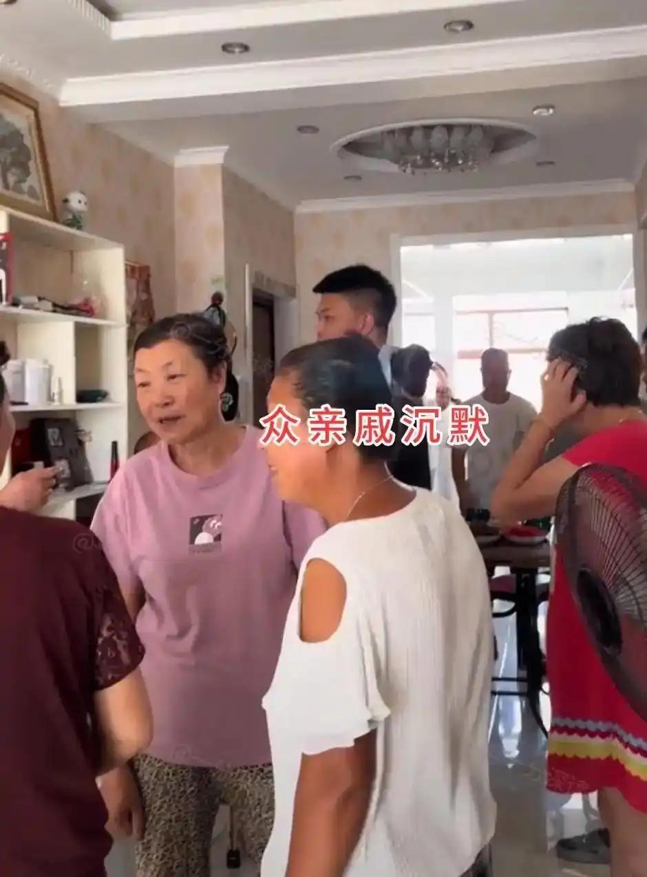 相差16岁的姐弟恋带回家，满屋亲戚瞬间陷入沉默。女方1989年，男生200