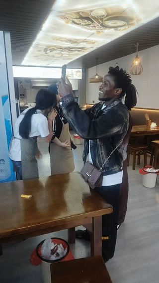 一名黑人男子来到一家经营云南过桥米线的餐厅吃饭。店里的几个服务员小妹看到黑人男