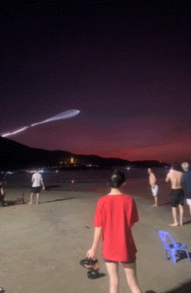 天舟9号升空，越南人看到魔幻一幕，急着拿出手机赶紧合影近日，一名在越南的中国
