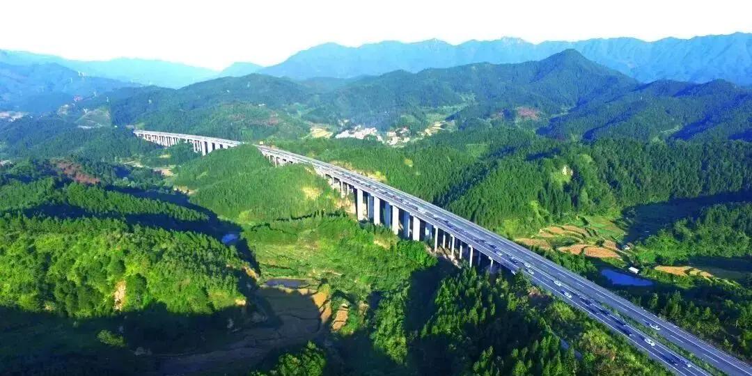 最近，广东交通圈有个大动作：二广高速从连州到怀集那段168公里路，开始了大升级！