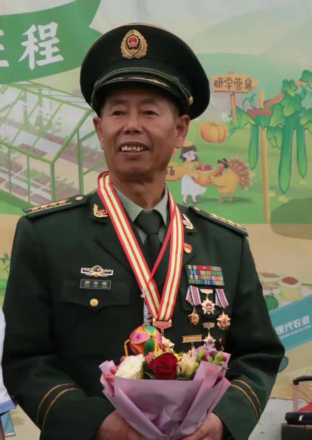 我当兵时，他是我的团参谋长。