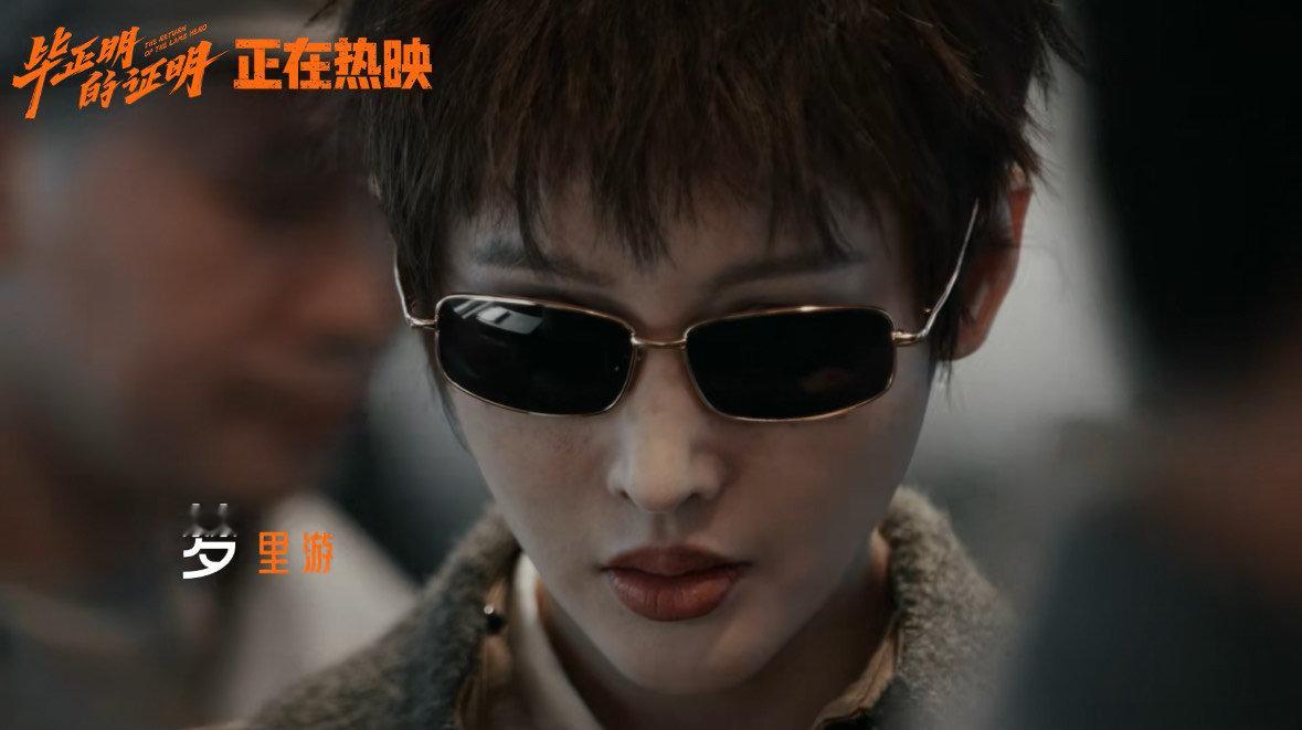张天爱演出了大白桃的破碎感从利落短发到港风卷发，造型切换的是伪装，藏不住的是身