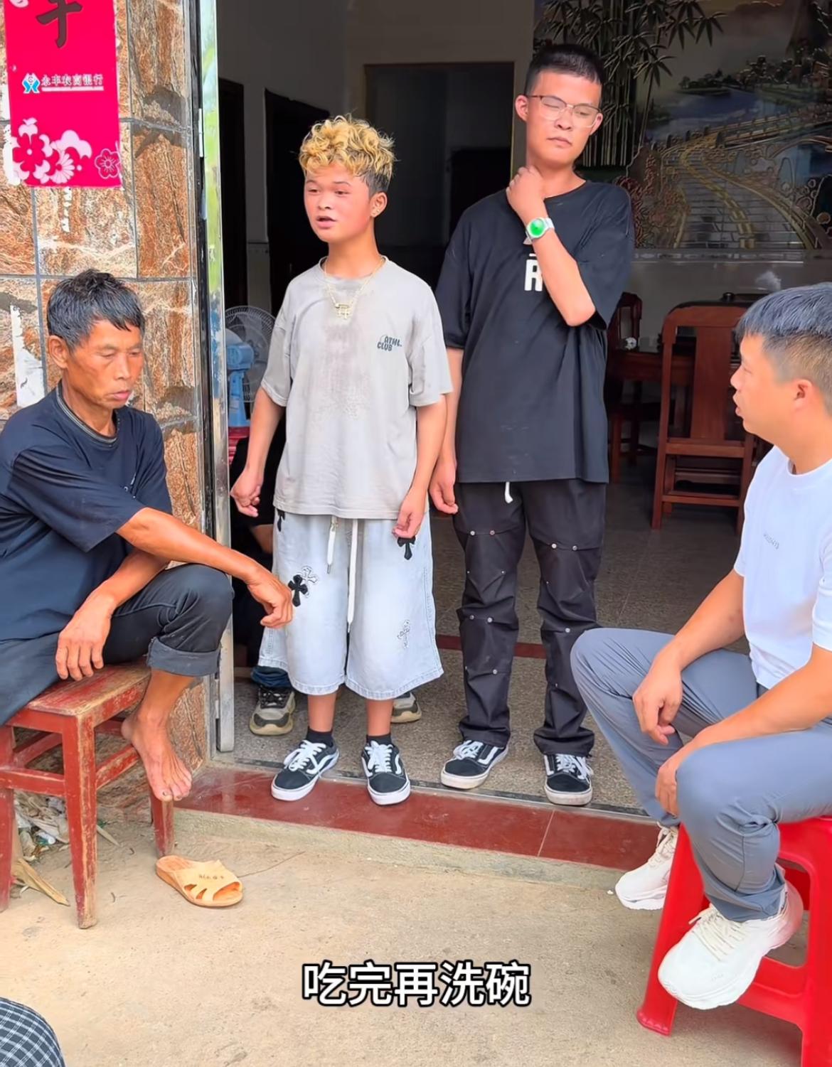 范家发怒了，单腿站立用手比划，方言都出来了“大公子”范小勇还是不懂事，吃的鸡腿