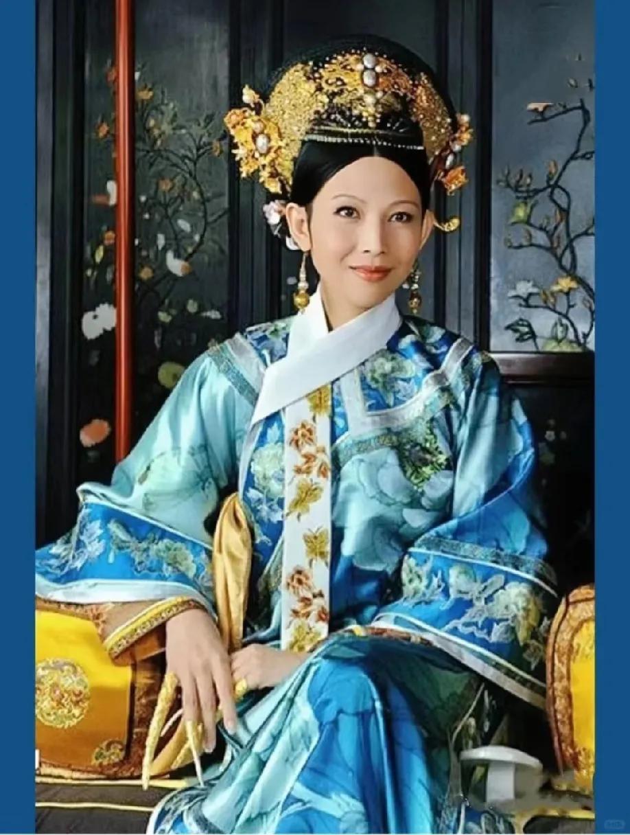 据说宜修这套浅蓝色的衣服因为太好看，只穿了一次？难怪每次看都忍不住暂停盯半天——