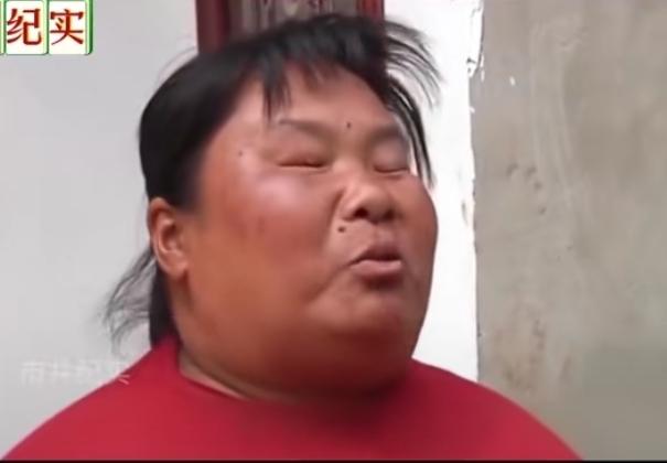 只因妻子长得“太漂亮”，丈夫怕妻子出轨给他戴绿帽子，整天疑神疑鬼，不让妻子踏出家