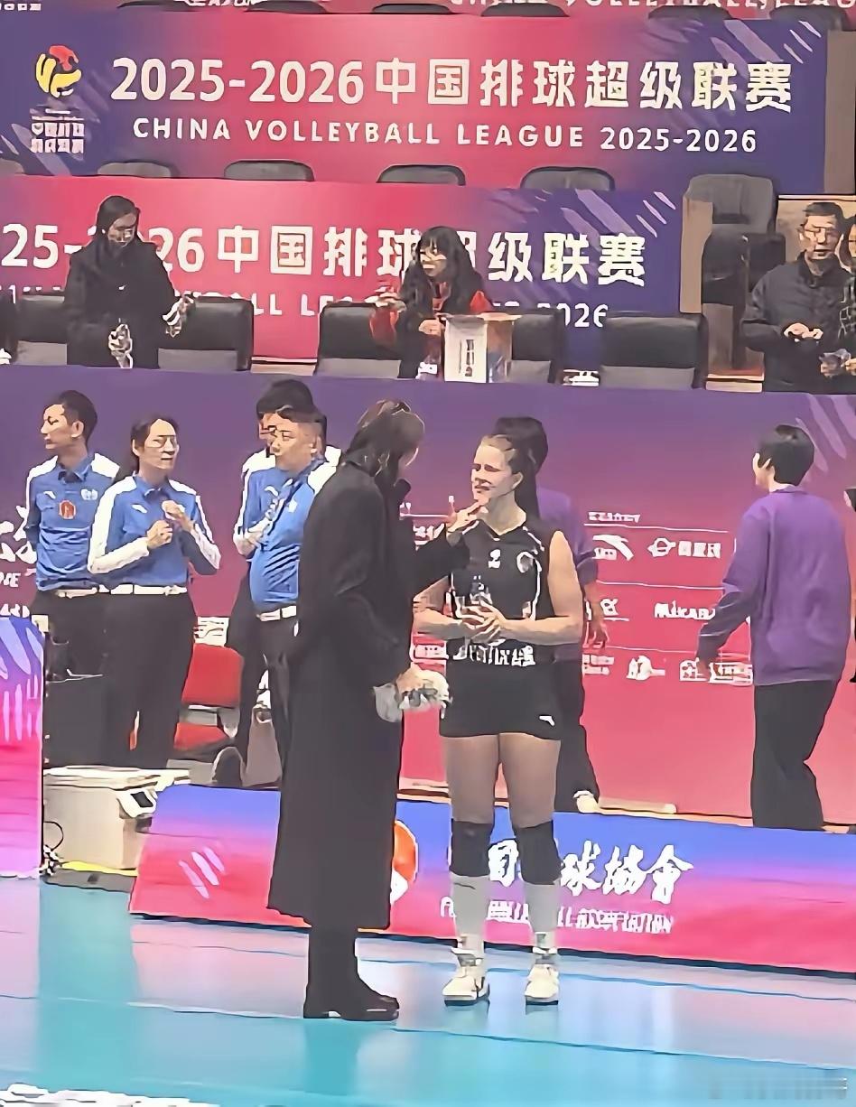 图1、图2、图3为袁心玥赛后与上海外援范赖克热聊。范赖克是24-25赛季袁心玥在