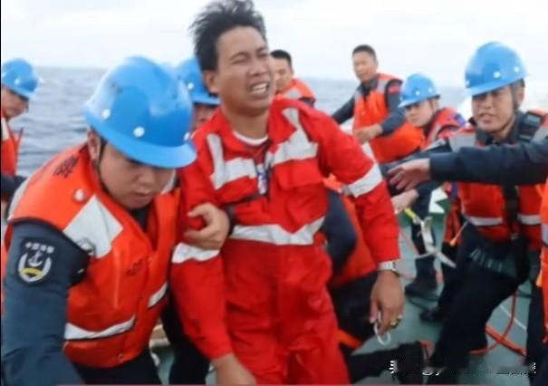 【中国海警于南海救援菲律宾船员】北京时间1月23日1时34分许，中国海