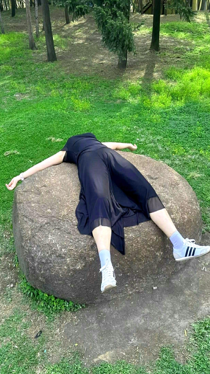 陪小姨子去逛公园，和她走进小树林，结果她躺在大石头上就不肯走了，说累了，我该怎么