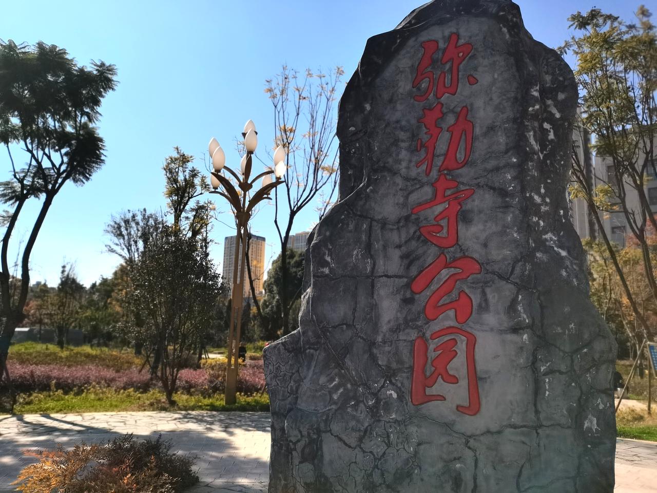 昆明以二线城市的体量，却能在中国城市拥有公园数量排行榜上稳居第四，靠的不是那些5