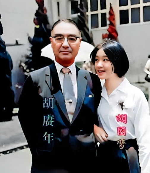 胡因梦与父亲胡庚年合影，胡因梦长得是真的好漂亮，这个时候的她，年纪还不大，挽着父