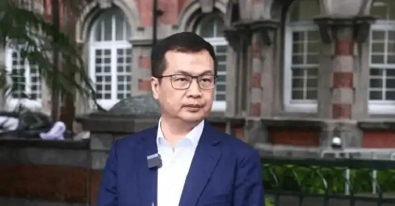 海峡导报25日消息:国民党团首席副书记长罗智强当晚宣布参选党主席，并称其目的是2