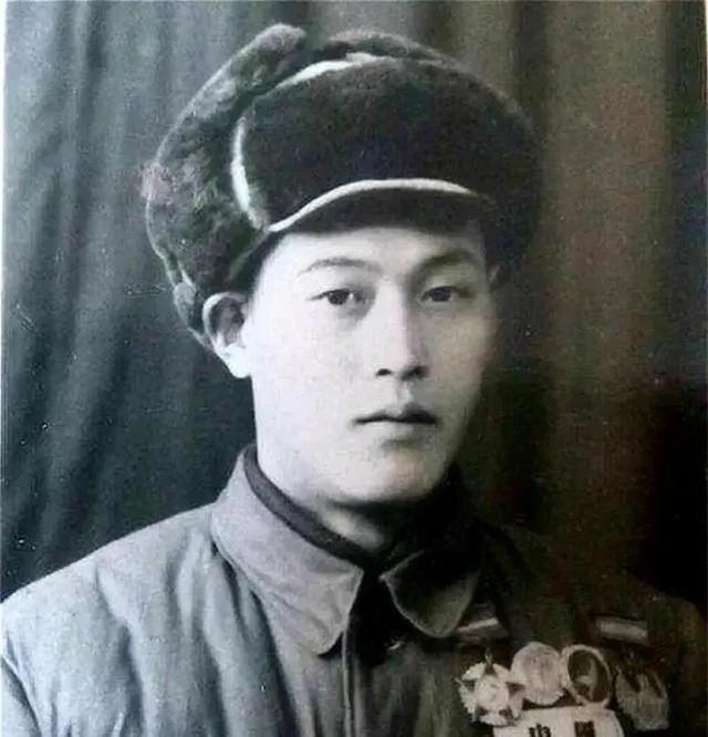 1952年，志愿军战士张文荣被美军俘虏后叛变，接受完改造的张文荣，奉命打入志愿军