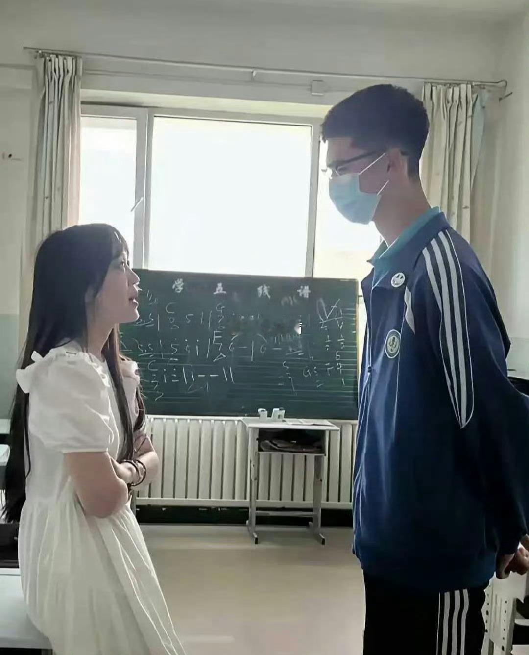 两名老师正在训学生你现在知道学校为什么要求必须穿校服了吧​​​​