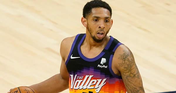 老将控卫卡梅隆·佩恩目前选择留在美国等待下一份NBA合同，而不是接受来自海外球队