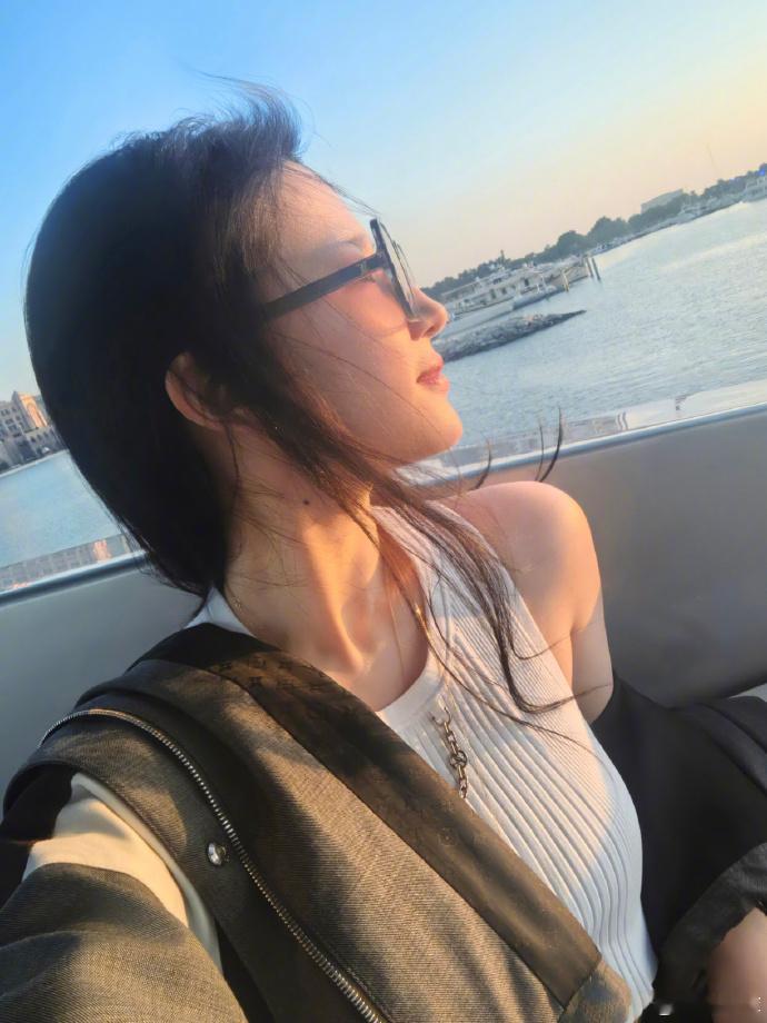 刘亦菲你是看了我写的阿布扎比攻略？不然怎么突然跑去坐游艇？让我猜猜，你是不是还去
