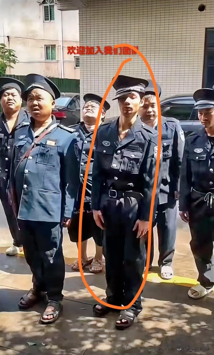 这应该是一个物业小区的保安，看样子年龄也不太大，如果有犯罪分子做违法活动，