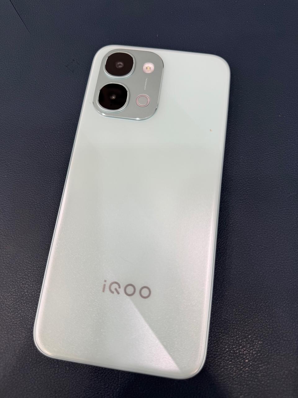 iqooZ11x对比荣耀V30Pro屏幕，两款都是LCD屏幕，首发价格差了3