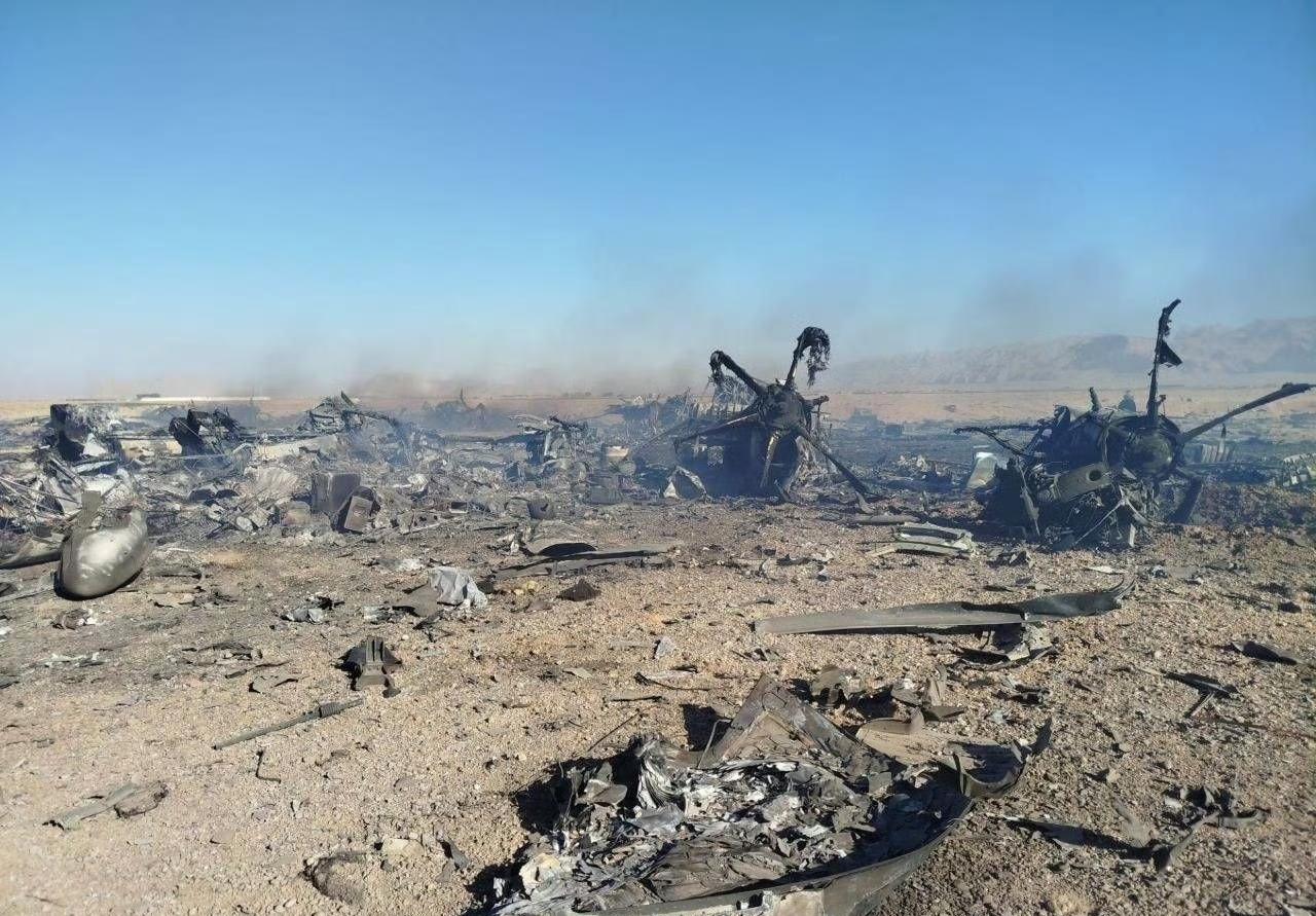 目前看来美军救出了飞行员，但代价是什么呢？美军损失了两架黑鹰直升机，两架C130