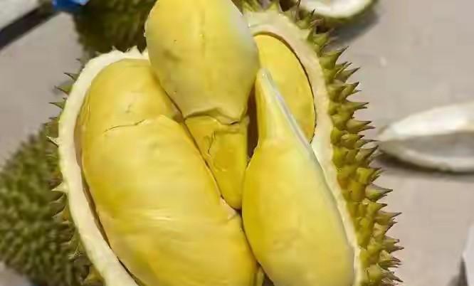 家庭主妇，活了大半辈子了，人生第一次，为自己买了个榴莲。这个榴莲，商家说是金枕