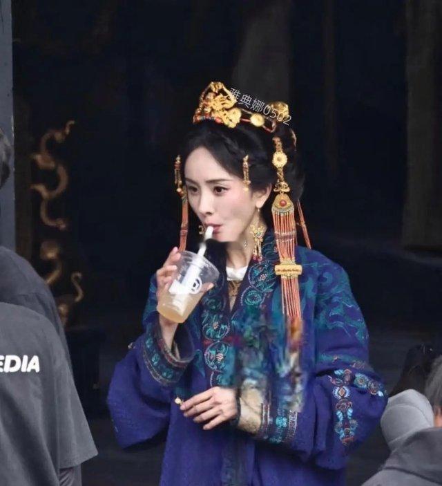 横店40度高温，42公斤的杨幂瘦到脱相，这到底是敬业还是病态