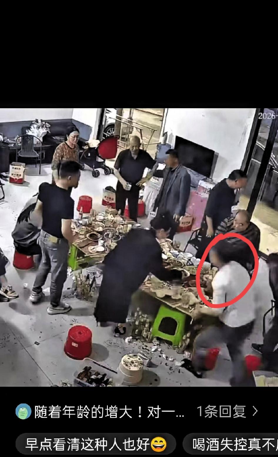 万万没想到。山东，男子邀请亲朋好友在家里聚餐，炒了几十个菜好心招待，可是吃着吃着