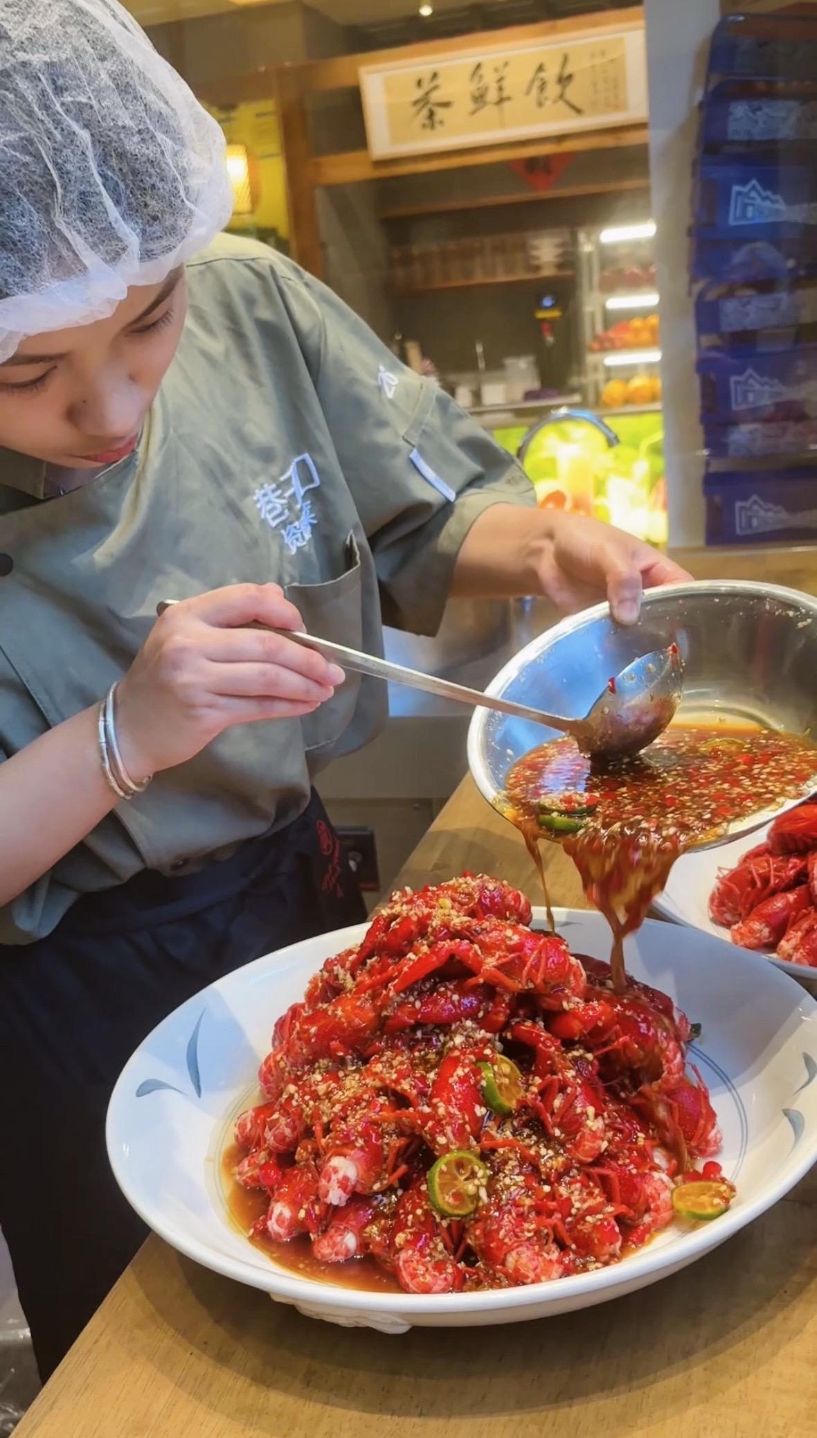 冰镇芥味小龙虾制作教程~芥末14克，蒜泥40克，小米辣45克，小青柠4片，万能多