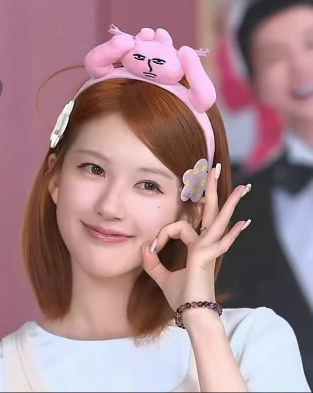 赵露思《许我耀眼》庆功宴都是腾讯高层特地飞到成都去办的，年冠王的待遇！！！许我耀