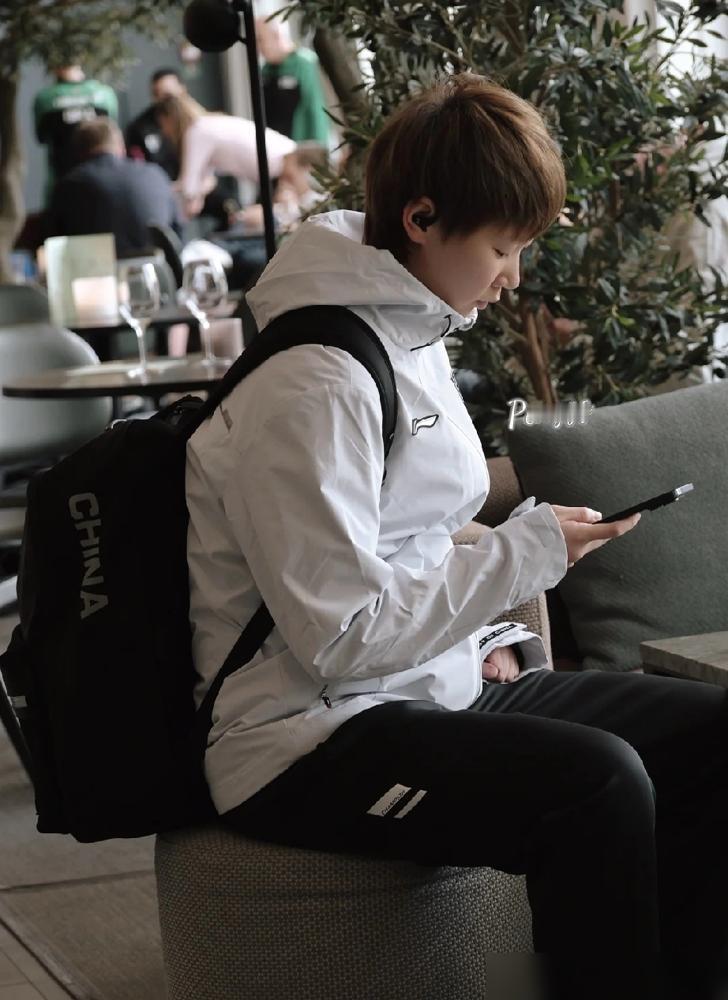 瞧瞧这张照片，谁敢信这是那个在球台上杀伐果断的王曼昱？坐在澳门酒店的椅子上，