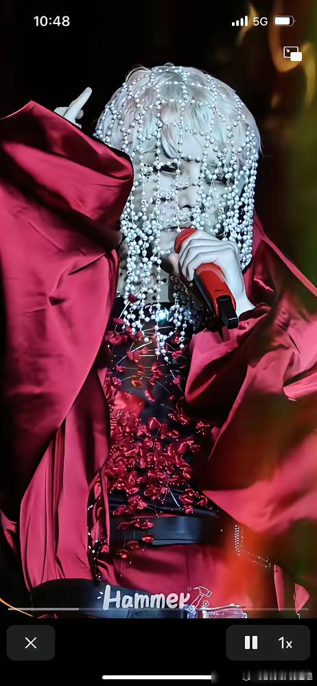 华晨宇这次香港演唱会的珠帘遮眼造型，果然又炸了。喜欢的人说这是“神性美学”，不理