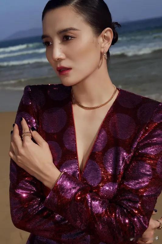 近日，一组宋佳与王伟并肩倒垃圾的生活照意外流出，瞬间引爆网络，让不少网友错愕追问