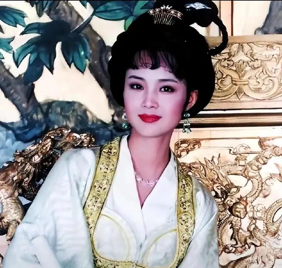 她美得惊艳时代，是“古装女神”，一颦一笑皆是东方仕女的温婉。李建群，本为舞蹈精灵