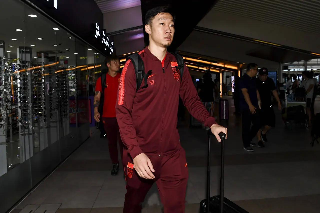 徐新，国脚，云南玉昆补强中场的头号目标，谈判接近结束，进度80%。徐新今年31岁