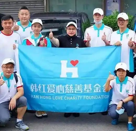 韩红自己没有从基金会拿一分钱，已经够纯粹了。陈行甲做公益基金，他给自己定的年薪高