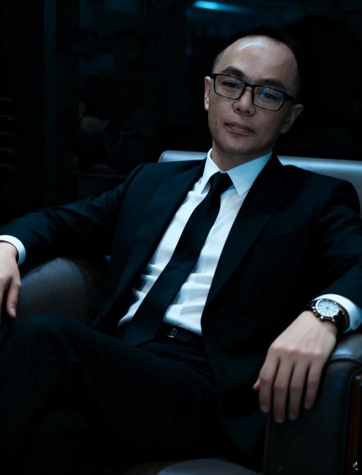 百亿资产大佬。日元为丙火，满盘金水，财和杀都很旺。好在时干丙火为助力，说明有贵人