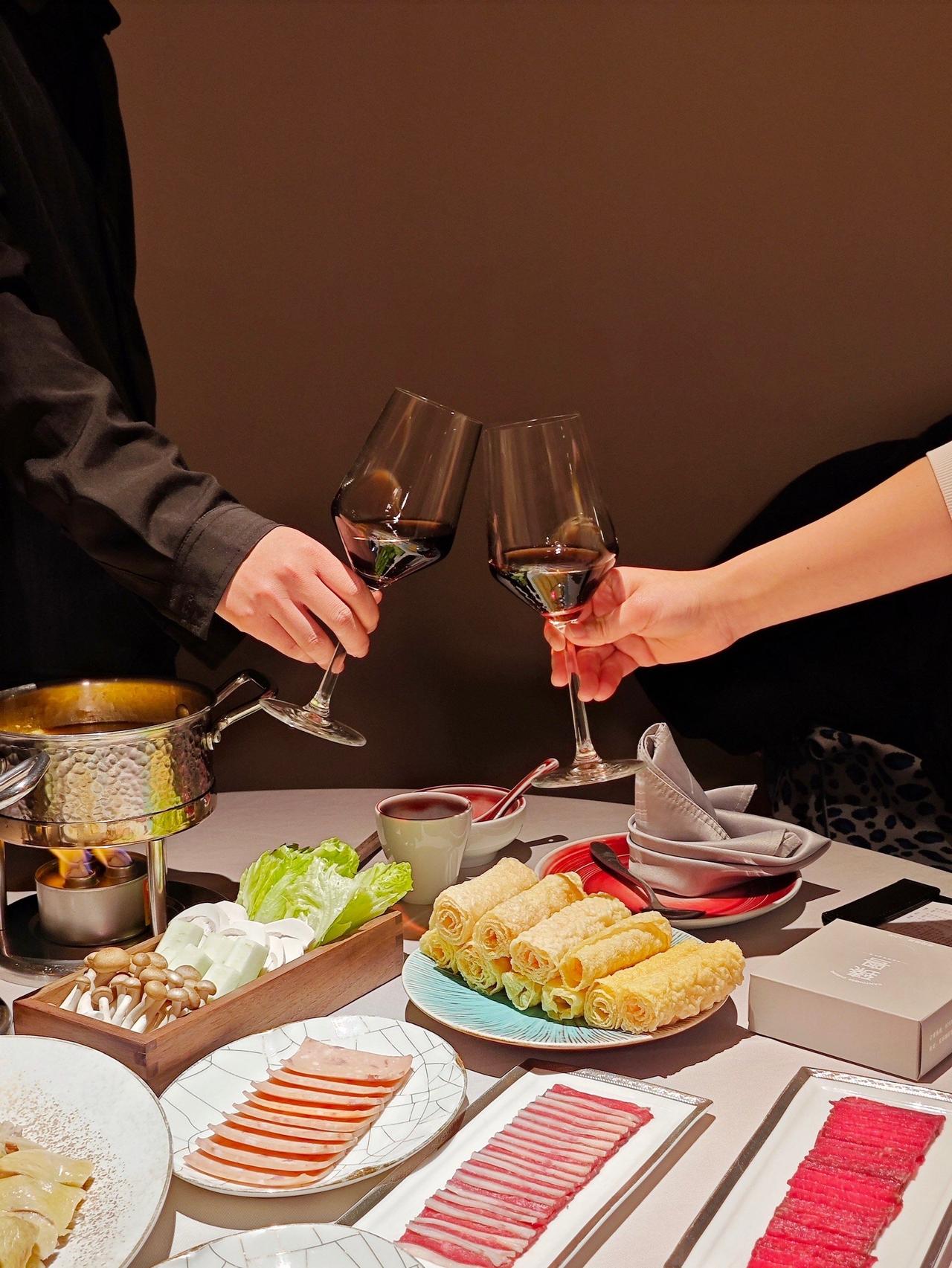 以前买房认识的一位销售，跳槽到一家大公司了，年薪过百万了。我特别羡慕，就问