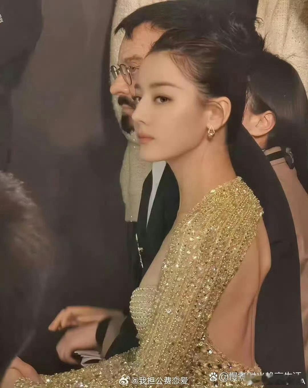 这竟然是生图吗，迪丽热巴状态真的太好了​迪丽热巴见面会主持人​​​