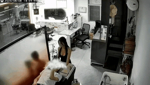 理发店老板娘越来越卷了。。。单身狗一辈子估计都会来这里剪头发，哪怕搬家了也会回