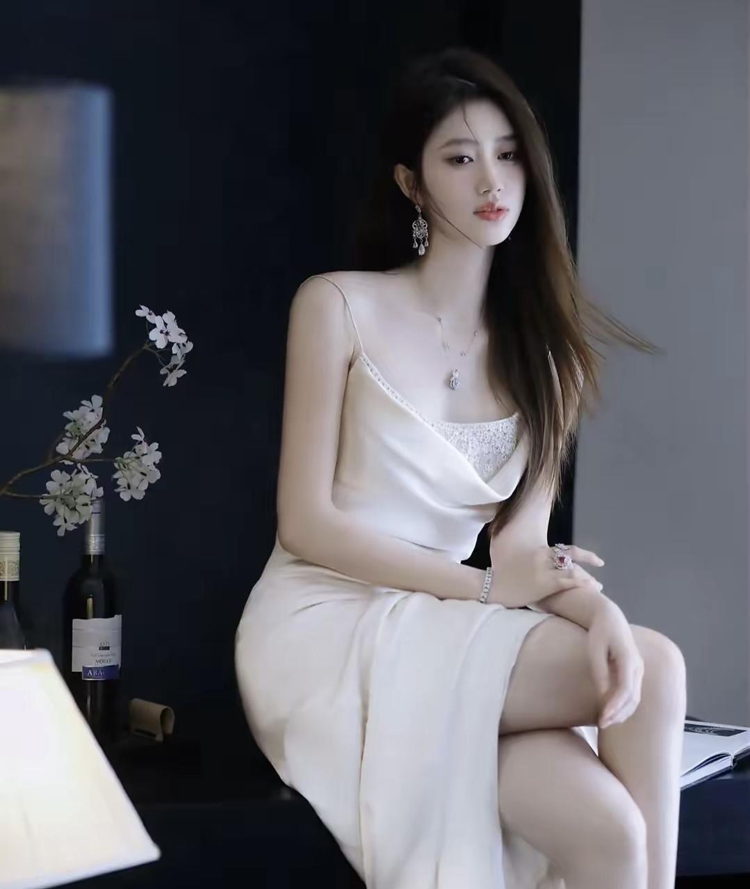 优雅白裙，静谧时光，如梦似幻。