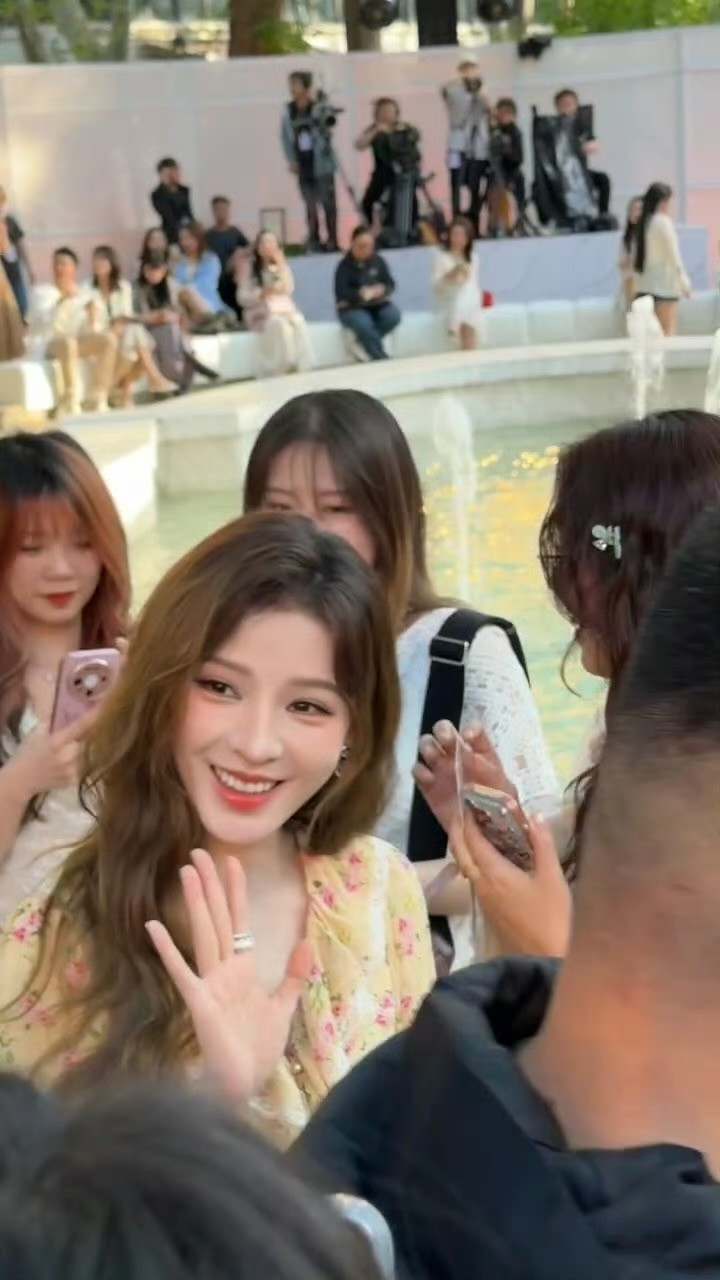 张予曦黄色碎花裙好明媚，已经感觉到姐姐的香气朝我涌来了