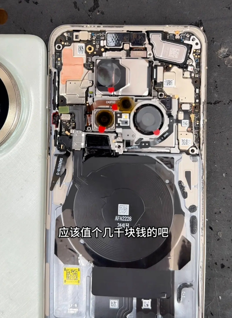 mate70pro+拆解。华为Mate70pro，怪不得这个手机这么贵。里面的