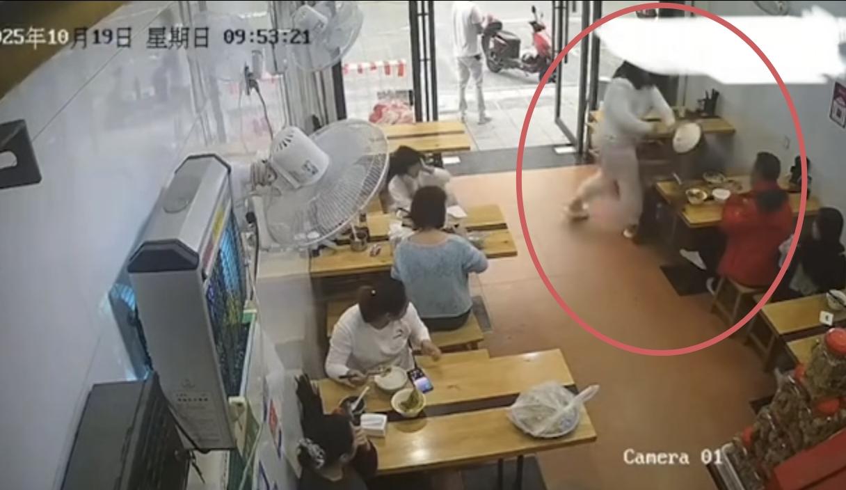 杭州女子面馆占座,小伙提醒后竟遭热面扣头,女子逃跑后被父子俩追上,争执过程女子用