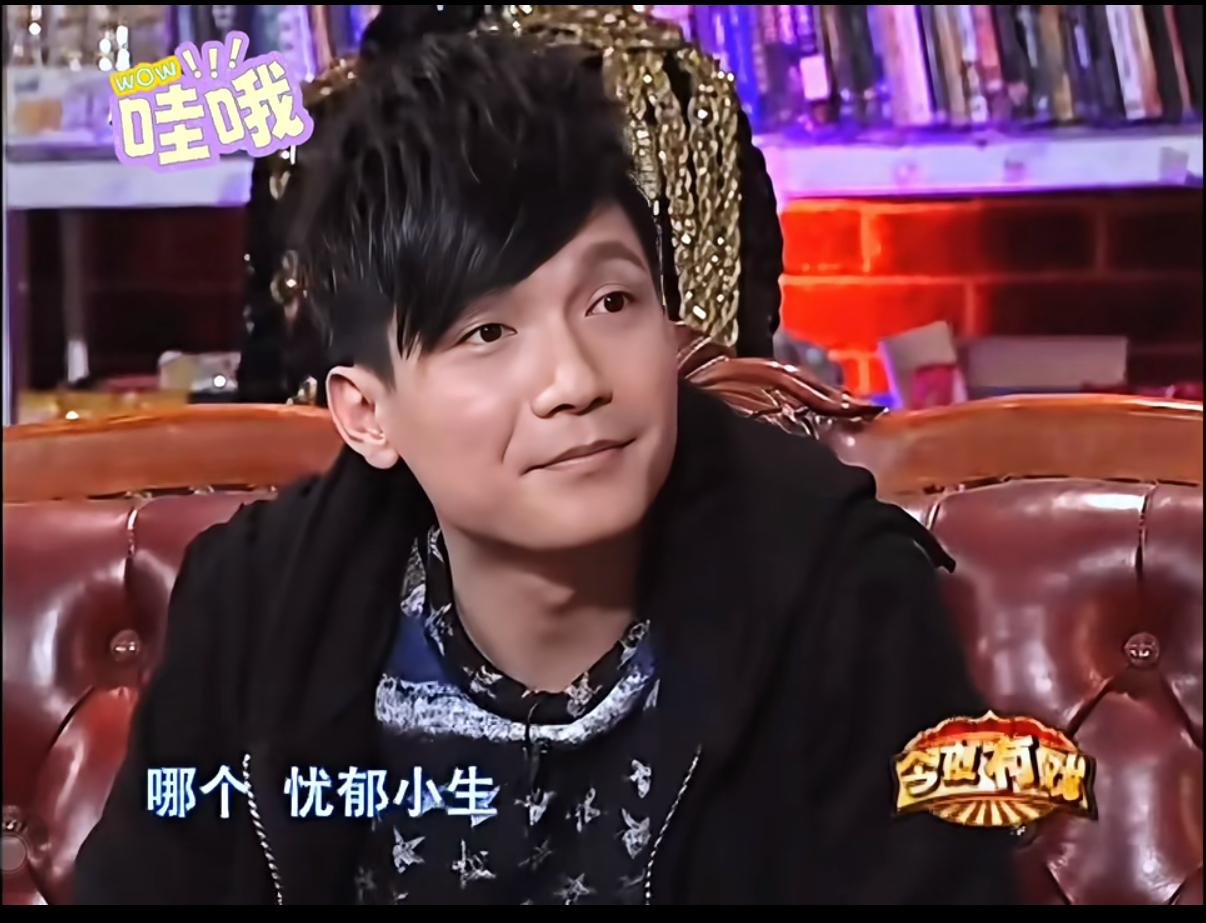 原来最早的时候陈楚生被花生称为“忧郁小生”。但是楚生自己并不认可。他说他不忧